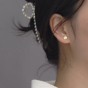 Minimalist s925 silver round stud earring in gold with brushed radial texture for women