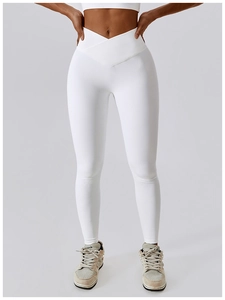 Détail du pantalon de yoga blanc à taille haute avec une ceinture croisée et côtelée