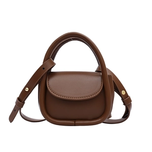 Mini sac bandoulière marron foncé minimaliste avec poignée et texture cuir fin