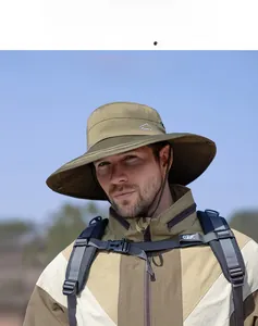 Détail du chapeau de soleil avec broderie Sport, tissu séchage rapide et cordon réglable