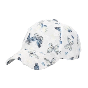 Detailansicht der weißen Spitzen-Baseballkappe mit Schmetterlingsdruck und Fransenrand