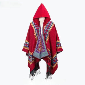 Broderie détaillée avec motifs de cœur sur châle à capuche rouge ethnique à franges