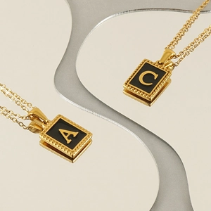 Colliers carrés en acier inoxydable plaqué or 18K avec lettres A et C sur miroir