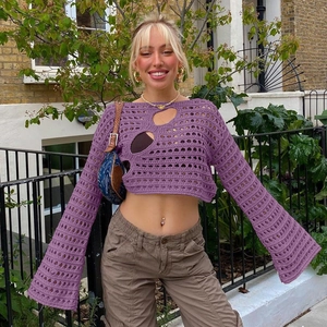 Top corto de punto morado sexy con diseño de corazón calado y mangas de campana