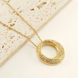 Vue détaillée du pendentif circulaire plaqué or avec incrustation de zircone étincelante