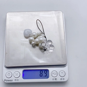 Pendentif perles Y2K cerise et cœur pesant 8,9 g sur une balance numérique de précision