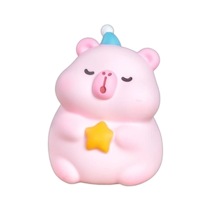 Tirelire capybara rose de style dessin animé avec bonnet de nuit bleu et étoile