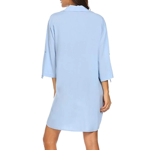 Vista trasera de un vestido camisero de gasa azul claro con mangas de largo medio