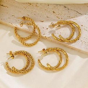 Boucles d'oreilles créoles torsadées en acier inoxydable doré sur socle en pierre