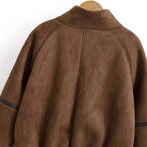 Dettaglio retro giacca scamosciata marrone scuro con cuciture pulite e trama di pregio