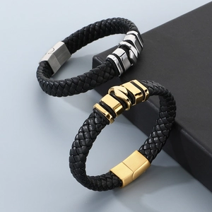 Dettaglio di bracciali in pelle intrecciata con fibbie magnetiche lucide su scatola