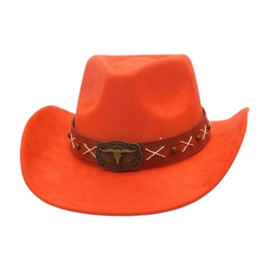 Detail eines orangefarbenen Cowboyhuts mit braunem Lederband und Stierkopf-Schnalle