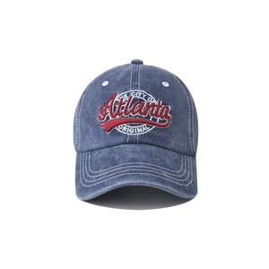 Détail de la broderie 3D Atlanta rouge sur une casquette en denim de coton délavé