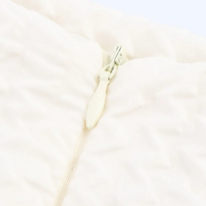 Ensemble floral blanc élégant avec haut bouffant et détail de fermeture éclair cachée
