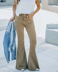 Streetstyle-Aufnahme einer braunen Schlagjeans mit hoher Taille und offenem Saum