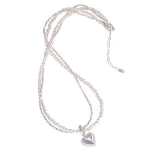 Collana a doppio strato con perle e cuore d'argento e catena regolabile elegante