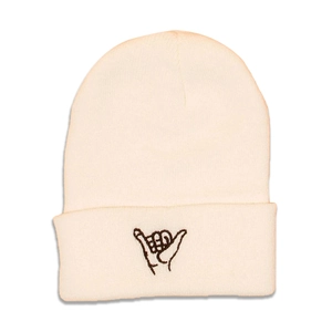 Détail du bonnet en maille beige avec logo brodé de geste de la main Shaka marron