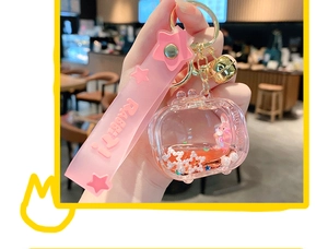 Dettaglio del portachiavi a forma di coniglio con glitter rosa, cinturino e campanellino