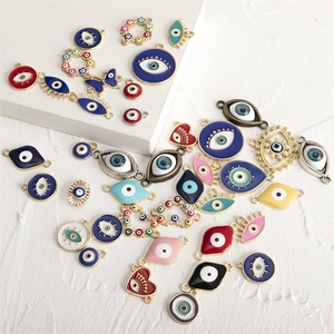 Vue à plat de divers breloques œil bleu en émail coloré pour bijoux et colliers