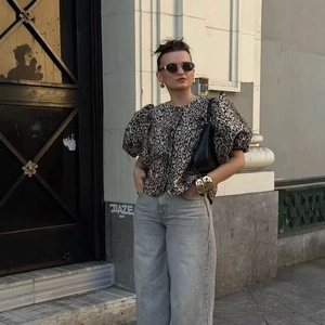Elegant leopard print puff sleeve blouse paired with wide leg jeans in a street style look