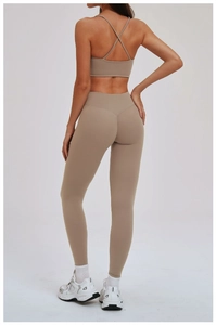 Détail du soutien-gorge de sport à dos croisé et legging taille haute en tissu kaki brossé