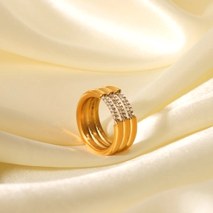 Anello multistrato in acciaio inossidabile placcato oro 18K con zirconi su seta morbida