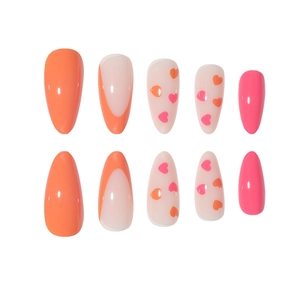 Faux ongles stiletto french avec motifs de cœur en orange, rose et crème doux