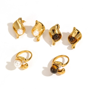 Parure de bijoux en acier inoxydable doré 18 carats avec perles blanches et œil de tigre