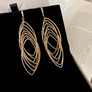 Boucles d'oreilles pendantes ovales vintage dorées avec zircons et cadres texturés