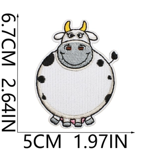 Dettaglio della toppa ricamata a mucca che mostra la trama e le dimensioni 6,7x5 cm
