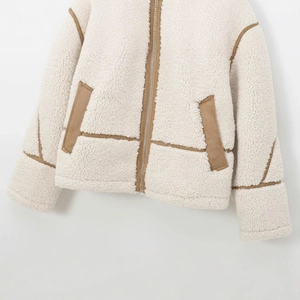 Veste en polaire crème pour femme avec bordure marron et fermeture éclair texturée