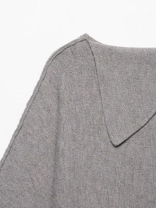 Vue détaillée de la texture tricotée et du col à revers de ce pull en maille grise