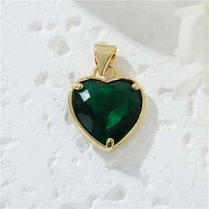 Vista macro di un ciondolo a cuore placcato oro 14K con pietra di zircone verde scuro