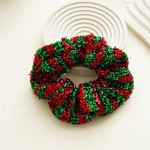 Detail eines Weihnachts-Haargummis mit festlichen roten und grünen Metallic-Streifen am Stand