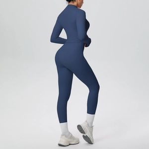 Vista posteriore tripla di un completo yoga blu scuro con giacca e leggings aderenti