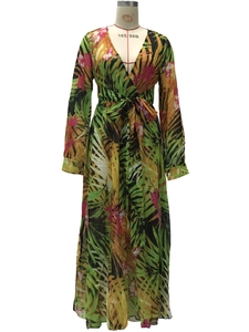Détail de robe en mousseline à imprimé tropical, décolleté en V et taille nouée