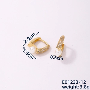 Dimensions détaillées des boucles d'oreilles perles dorées avec zircons sertis en pavé