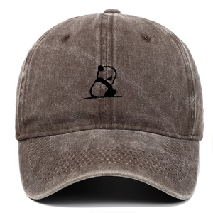 Detailaufnahme der Vintage-Baumwoll-Baseballkappe mit Panda-Stickerei in Dunkelbraun