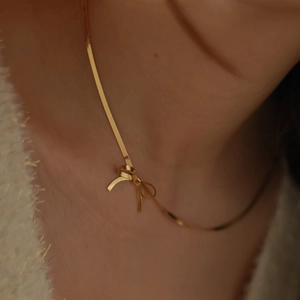Elegante collana con ciondolo a fiocco placcata in oro 18 carati su catena a serpente