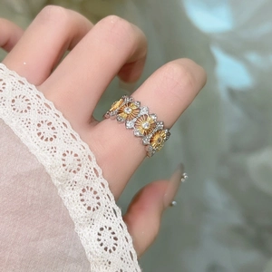Bague florale rétro bicolore avec pierres en zircon étincelantes et design vintage chic