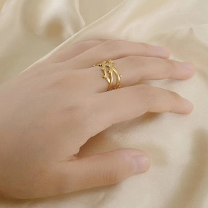 Bague en maille irrégulière en acier inoxydable plaqué or 18 carats pour un look minimaliste