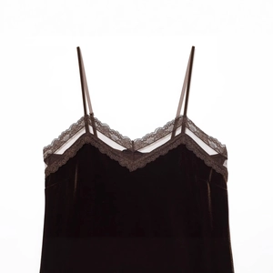 Top a canotta in velluto marrone scuro con bordo in pizzo su sfondo bianco puro