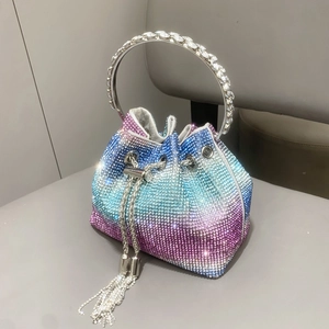Macro della borsa a secchiello in strass sfumati con manico circolare in metallo con diamanti