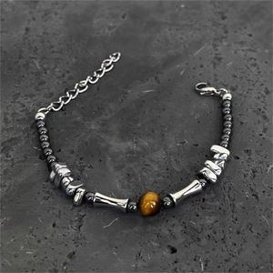 Dettaglio macro del bracciale retrò occhio di tigre con perline argentate e chiusura