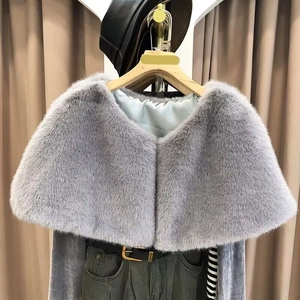 Stola in ecopelliccia grigio chiaro per abiti da sposa e vestiti da sera eleganti