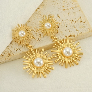 Retro sunflower pearl drop earrings in gold-plated titanium steel for women