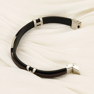 Dual-layer leather and stainless steel bracelet with H-buckle on white silk