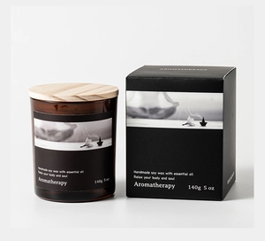 Detail of 140g soy wax aromatherapy candle in amber glass jar with wooden lid and gift box