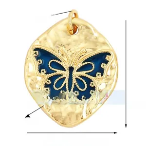 Detail eines blauen Emaille-Schmetterlingsanhängers mit gehämmertem Metall und Maßen