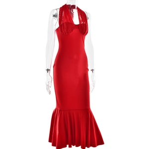 Détail d'une robe rouge dos nu avec dentelle délicate et ourlet style sirène élégant